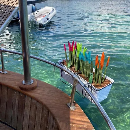Santa Lù Botel